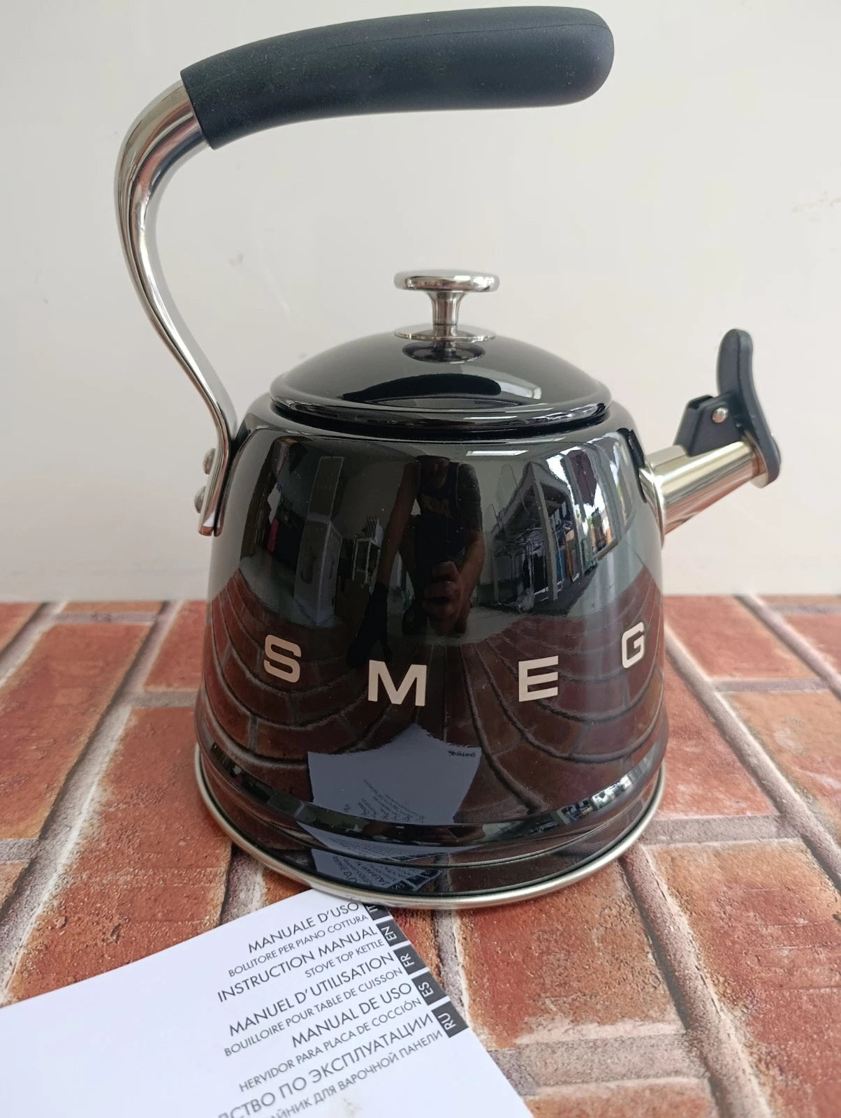 SMEG STOVE TOP WHISTLING KETTLE RETRO 50'S STYLE IN BLACK WKF01BL