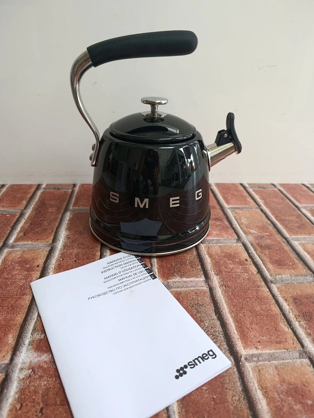 SMEG STOVE TOP WHISTLING KETTLE RETRO 50'S STYLE IN BLACK WKF01BL
