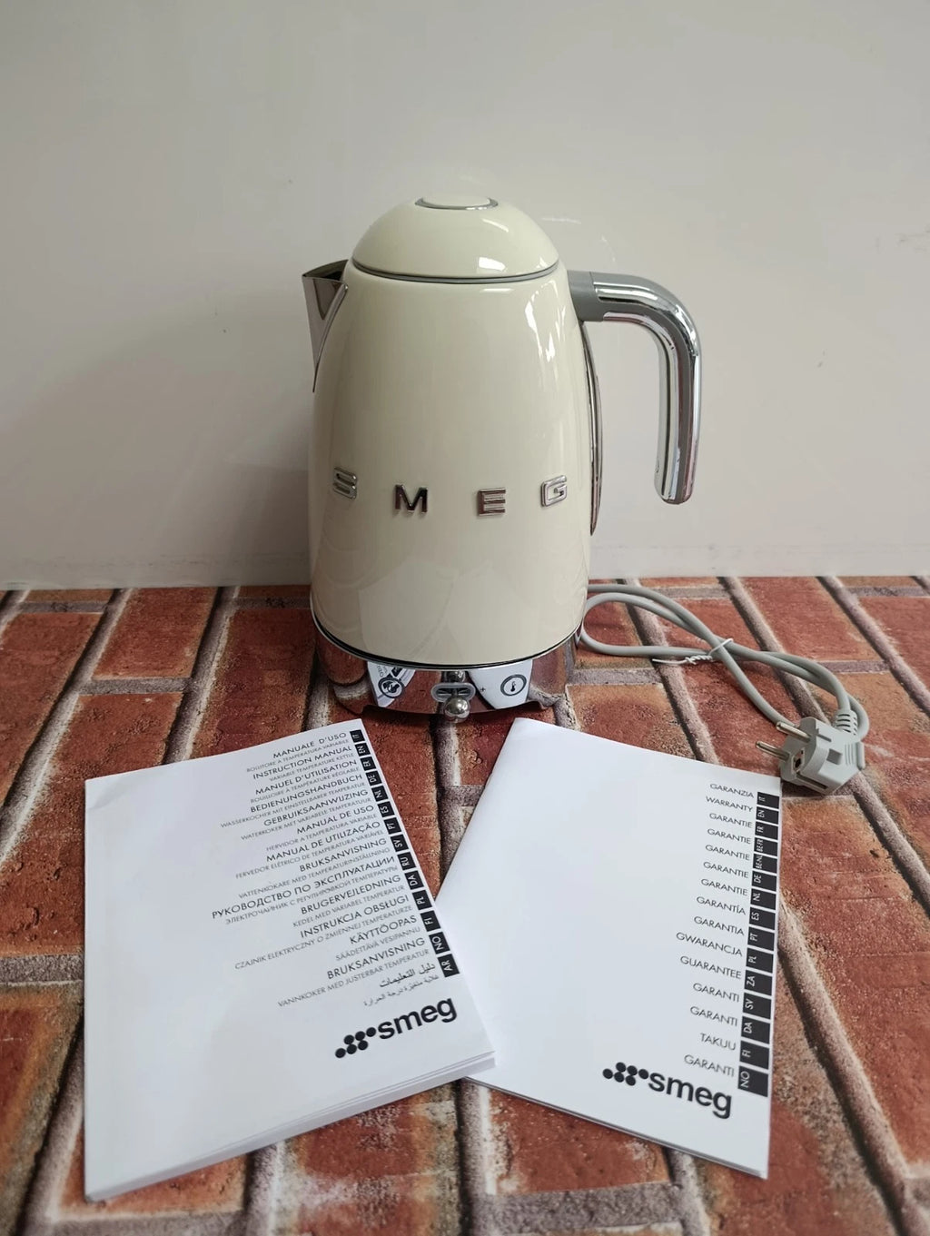 SMEG KLF03RGUK Cream Retro Style Kettle European Plug  dsautotrades (1