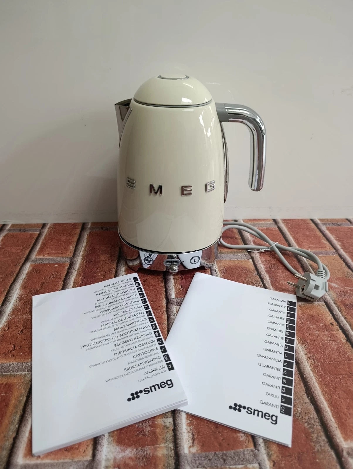 SMEG KLF03RGUK Cream Retro Style Kettle European Plug  dsautotrades (1